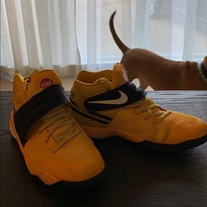 LIKE NEW Kyrie 2 school bus sneakers (kids)